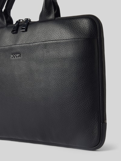 Produktfoto, schwarze Laptoptasche aus Leder mit Tragehenkel Modell 'Cardona Samu' von JOOP! COLLECTION, Hauptfach mit Reißverschluss, Label-Detail, feine genarbte Textur, Maße 41 cm Breite, 29 cm Länge, 2 cm Tiefe, Schulterriemen 30 cm.
