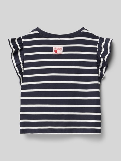 Mädchen trägt Regular Fit T-Shirt aus reiner Baumwolle Modell 'KALINKA' von Only mit Allover-Muster, Jersey-Material, Ganzkörperansicht Rückansicht.