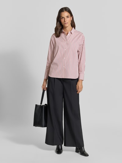 Vrouwenmodel draagt Regular Fit Hemdbluse im Allover-Look van windsor. van puur katoen met overhemdkraag en knoopsluiting, zwart-rood, regular fit, all-over look, ruglengte maat 36: 70 cm, mouwlengte maat 36: 59 cm, full body vooraanzicht.