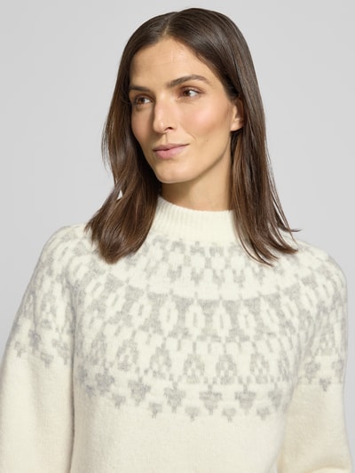 Kobiece modelka nosi Sweter z dzianiny z wzorem norweskim Model 'Porway' od OPUS, mieszanka materiałów z domieszką alpaki, krój regular fit, stójka, kolor kremowy z szarym wzorem, długość tyłu 55 cm, długość rękawa 73 cm, ujęcie: zbliżenie na górę ciała.
