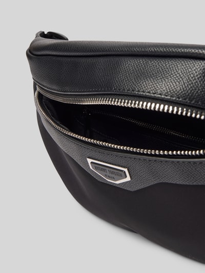 Produktfoto, Bauchtasche mit Reißverschluss von Antony Morato in Schwarz und Grau, Label-Patch, Leder-Optik, sichtbare Textur und Details
