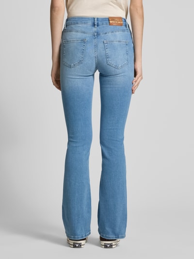 Only Jeansy o rozkloszowanym kroju z naszywką z logo model ‘BLUSH’ Jeansowy niebieski 5