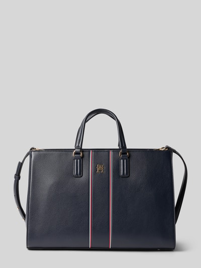 Produktfoto, Torba na ramię 'Umhängetasche in Leder-Optik' von Tommy Hilfiger, materiał skóropodobny, jednokolorowy granat, paski w kontrastowym kolorze, metalowe logo, zapięcie na magnes, podział: podzielona główna przegroda, uchwyt, odpinany pasek na ramię
