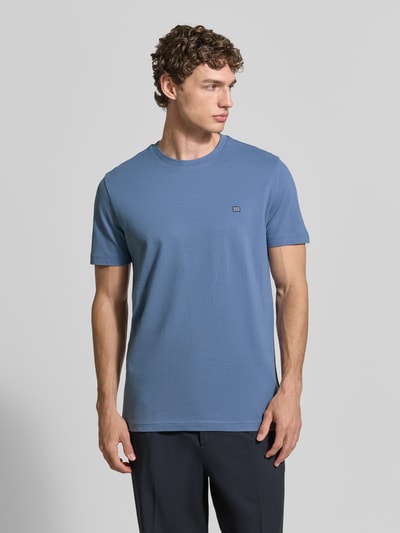 Männermodel trägt T-Shirt aus Baumwolle mit Rundhalsausschnitt von Christian Berg Men in Blau, Regular-Fit, Label-Detail, Ganzkörperansicht von vorne.
