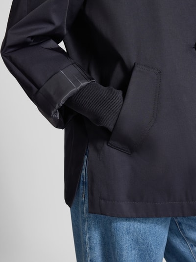 Kobieta modelka nosi Relaxed Fit Jacke mit Stehkragen od comma, mieszanka bawełny, wpuszczane kieszenie, stójka, mankiety elastyczne, listwa guzikowa, zbliżenie na wpuszczaną kieszeń.