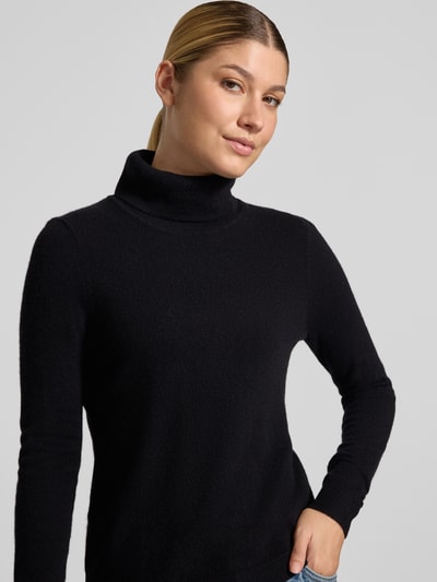 Frauenmodel trägt Regular Fit Rollkragenpullover aus reinem Kaschmir von Christian Berg Woman, schwarz, gerippte Abschlüsse, Nahaufnahme Oberkörper.