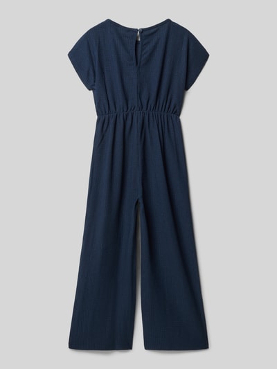 Mädchen trägt Regular Fit Jumpsuit in Crêpe von s.Oliver RED LABEL, Optik: Unifarben, Materialverarbeitung: Crêpe, Ganzkörperansicht Rückansicht.