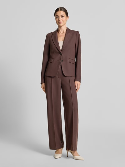 Frauenmodel trägt Slim Fit Kurzblazer mit Viskose-Anteil von s.Oliver BLACK LABEL in Braun mit glatter Struktur, Ganzkörperansicht von vorne.