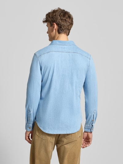 Männermodel trägt Freizeithemd in Denim-Optik von Levi's®, hellblaue Farbe, Baumwoll-Mix mit Stretch-Anteil, Ganzkörperansicht Rückansicht