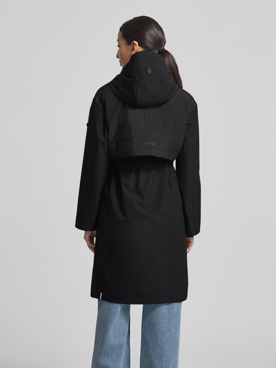 Frauenmodel trägt Mantel mit Kapuze und Tunnelzug Modell 'ELSA' von khujo in Schwarz, Regular-Fit, Rückenansicht, glatte Texturen, Rückenlänge bei Größe S: 96 cm, Schulterbreite bei Größe S: 49 cm, Brustweite bei Größe S: 51 cm, Ärmellänge bei Größe S: 60 cm