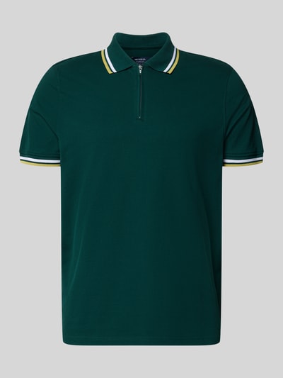 Produktfoto, Slim Fit Poloshirt mit Kontraststreifen und Reißverschluss von MCNEAL aus Baumwoll-Elasthan-Mix für Herren, dunkles Grün, glatte Textur, Kontraststreifen an Kragen und Ärmeln, Rückenlänge bei Größe M: 73 cm.
