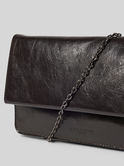 Produktfoto, Clutch aus echtem Leder Modell 'Audrey' von LIEBESKIND BERLIN, czarna, tekstura skóry naturalnej, łańcuszkowy pasek, Szerokość w rozmiarze 1: 22 cm, Długość w rozmiarze 1: 13 cm, Głębokość w rozmiarze 1: 1 cm, długość paska 119 cm, przegródka z klapką i zamknięciem magnetycznym