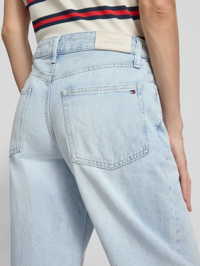 Frauenmodel trägt Barrel Fit Jeans aus reiner Baumwolle Modell 'BARREL' von Tommy Hilfiger in Denim-Optik mit Label Patch, Detailaufnahme Rückansicht.