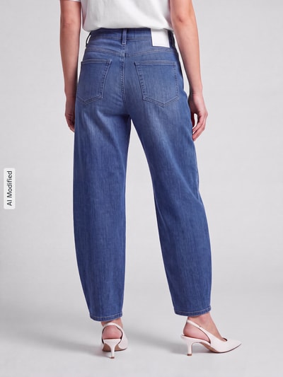 Frauenmodel trägt Barrel Jeans aus Baumwoll-Mix Modell 'Mari Cosmo' von OPUS PANTS in mittlerem Blau mit sichtbarer Struktur, Ganzkörperansicht Rückansicht, KI-modifiziertes Bild.