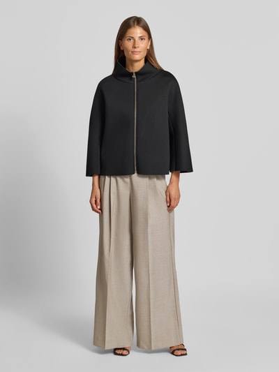 Frauenmodel trägt Jacke aus Viskose-Mix mit Stehkragen von Rinascimento, lockere Passform, schwarzer Stoff, Ganzkörperansicht von vorne.