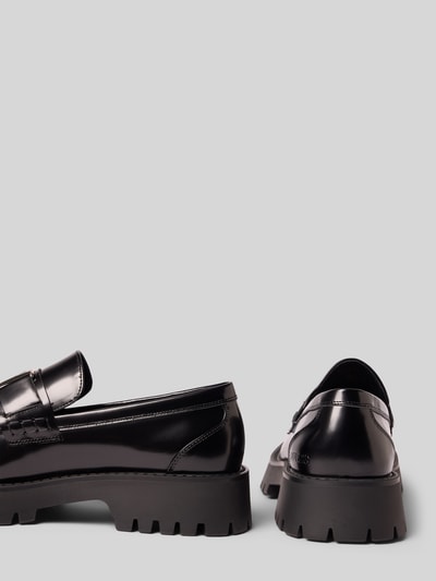 Produktfoto, Loafer aus echtem Leder Modell 'Gorizia' von GUESS, schwarzer Glanz, abgerundete Form, Profilsohle, Logo-Detail, strukturierte Oberfläche