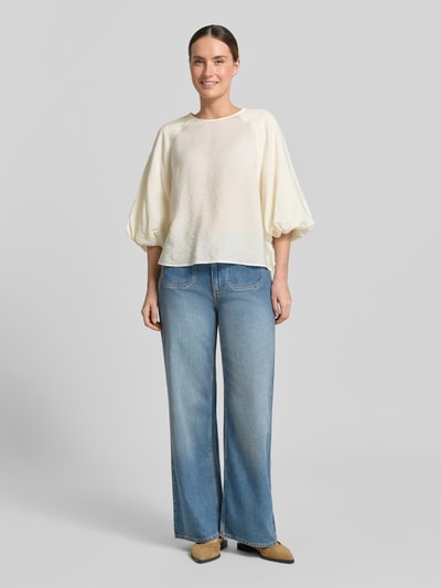 Frauenmodel trägt Regular Fit Bluse aus Viskose-Mix mit 3/4-Arm von Christian Berg Woman, cremefarben, weiche Textur, Ganzkörperansicht von vorne.