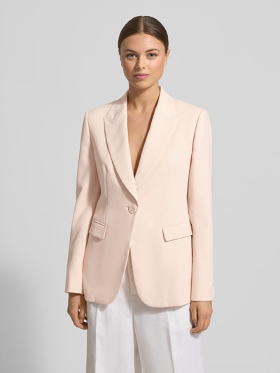 Frauenmodel trägt Blazer mit Reverskragen von Emporio Armani, Regular-Fit, Knopfverschluss, Pattentaschen, cremefarben, Ganzkörperansicht von vorne. Rückenlänge bei Größe 36: 67 cm, Brustweite bei Größe 36: 48 cm, Ärmellänge bei Größe 36: 61 cm.