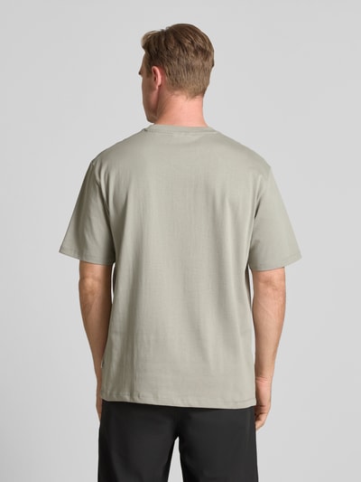 Lindbergh T-shirt o kroju oversized z okrągłym, prążkowanym dekoltem Khaki 5