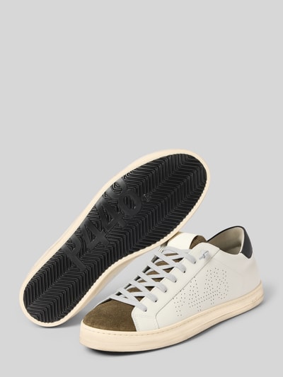 Produktfoto, Sneaker mit Lochmuster Modell 'JOHN' von P448 mit abgerundeter Form, Schnürverschluss, Label-Print, strukturierte Sohle, überwiegend weiß mit olivgrünem und schwarzem Akzent
