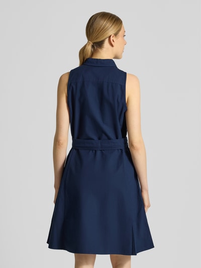 Vrouwenmodel draagt Regular Fit Polokleid aus reiner Baumwolle van Polo Ralph Lauren in effen kleuren, met tailleriem, knielang, hooggesloten hals, logostitching, zonder mouwen, van puur katoen, Ganzkörperansicht Rückansicht.