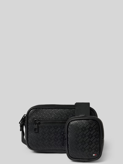 Produktfoto, schwarze Umhängetasche mit Label-Detail Modell 'EMBOSSED FLAG MODULAR' von Tommy Hilfiger in Lederoptik mit Flag-Monogram Muster, Reißverschluss, Hauptfach, Reißverschlussfach, Netzfach, abnehmbarer Reißverschlusstasche, Logo-Detail, Schulterriemen, Materialverarbeitung Kunstleder.