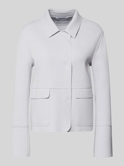 Produktfoto, żakiet 'Blazer mit Kentkragen und aufgesetzten Pattentaschen' od WHITE LABEL, mieszanka bawełny z dodatkiem streczu, prosty krój, kołnierzyk typu kent, ukryte zapięcie, nakładane kieszenie z patką, długość tyłu w rozmiarze 36: 57 cm, szerokość w rozmiarze 36: 51 cm, długość rękawów w rozmiarze 36: 61 cm, jasnoszary kolor, gładka tekstura.