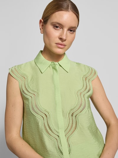 Frauenmodel trägt Blusentop mit Lochstickerei Modell 'COLE' von Copenhagen Muse in Hellgrün, Modal-Mix, Nahaufnahme Oberkörper.