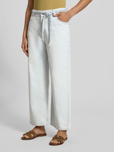 Frauenmodel trägt Jeans mit Gürtel in Flecht-Optik von JAKE*S STUDIO WOMAN, Lyocell-Mix, Wide Leg, Eingrifftaschen, Nahaufnahme Oberkörper.
