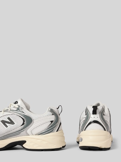 Produktfoto, Sneaker mit Label-Detail Modell 'U530ESA' von New Balance in Weiß mit grauen Details, abgerundete Form, strukturierte Sohle, Schnürung, Absatzhöhe 5 cm, Schafthöhe 6 cm, Schaftweite 6 cm bei Größe 39,5.