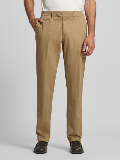Männermodel trägt beige Gerade Hose aus Viskose-Mix Modell 'Everest' von Brax, schlichte Textur, Herrenmode, Ganzkörperansicht von vorne.