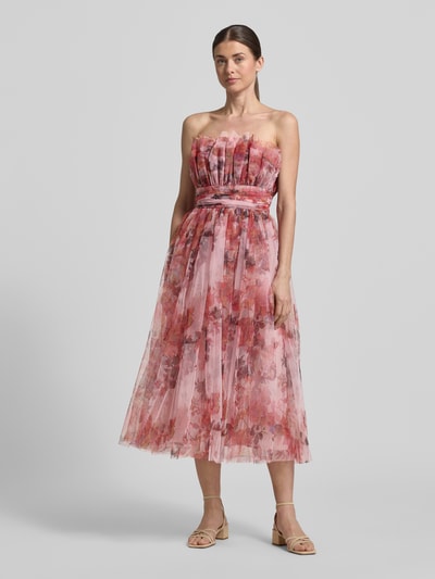 Vrouwenmodel draagt Regular Fit midi-jurk met bloemen all-over print van Lace & Beads, mesh, getailleerde pasvorm, A-lijn, strapless, plooien en geplooide details, ruglengte maat S 104 cm, borstwijdte 35 cm, vooraanzicht volledige lichaamsopname.