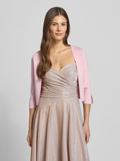 Frauenmodel trägt Regular Fit Bolero aus Viskose-Mix von Vera Mont, unifarben, Schalkragen, Cropped-Länge, sanft glänzende Optik, Nahaufnahme Oberkörper.