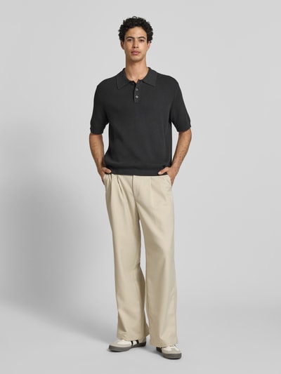 Männermodel trägt Regular Fit Poloshirt aus reiner Baumwolle von Marc O'Polo Denim, unifarben, kurzarm, Strick, Ganzkörperansicht von vorne.