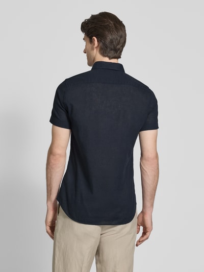 JOOP! Collection Koszula casualowa męska JOOP! Collection;Mieszanka bawełny i lnu;Krój slim fit;Model ‘Pit’;Kołnierzyk typu kent;Listwa guzikowa;Długość tyłu w rozmiarze 40: 67 cm;Szerokość ramion w rozmiarze 40: 41 cm;Długość rękawa w rozmiarze 40: 22 cm Ciemnoniebieski 5