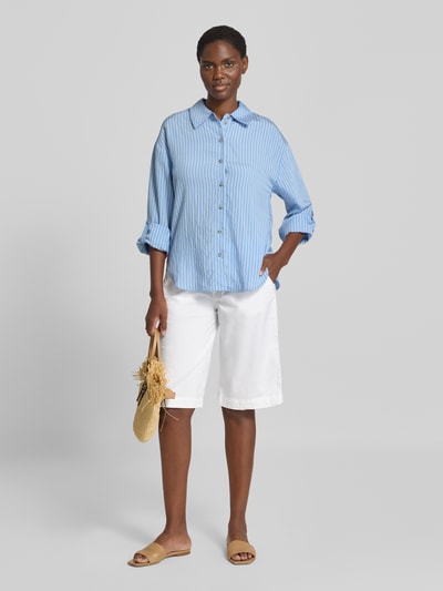 Vrouwenmodel draagt Bermudas met riem Model 'Liv' van TONI, mix van katoen en lyocell, tailored fit, steekzakken, binnenbeenlengte 34 cm, bandwijdte maat 36, wit, volledig lichaam van voren