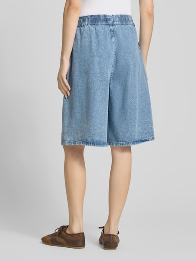 Frauenmodel trägt Jeansshorts mit weitem Bein Modell 'SIGNE' von Noisy May aus Reine Baumwolle, Elastischer Bund, Rückansicht Ganzkörperansicht.