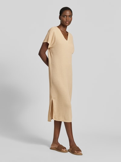 Frauenmodel trägt Strickkleid mit V-Ausschnitt Modell 'Delia' von Soyaconcept, Viskose-Mix mit Stretch-Anteil, Gerader-Schnitt, Midikleid, Ganzkörperansicht von vorne. Rückenlänge bei Größe S: 112 cm, Brustweite: 54 cm, Ärmellänge: 24 cm.