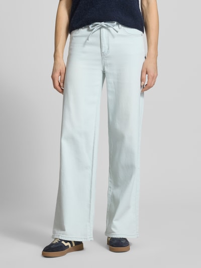 Frauenmodel trägt Wide Leg Jeans mit Bindegürtel von Buena Vista in Hellblau, Baumwoll-Mix mit Stretch, Eingrifftaschen, Ganzkörperansicht von vorne.