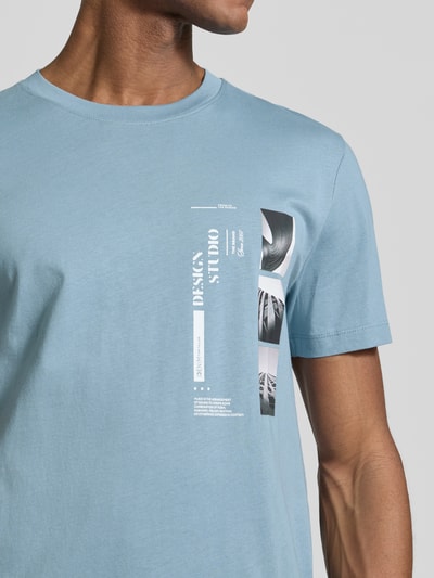 Männermodel trägt Regular Fit T-shirt aus puur katoen van Tom Tailor Denim, look: effen, fotoprint, opschrift, ronde hals, korte mouw, Nahaufnahme Oberkörper.