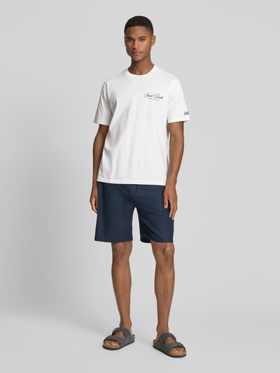 Männermodel trägt Herren T-Shirt mit Label-Prints Modell 'PORTLAND' von MC2 Saint Barth in Weiß, Reine Baumwolle, Regular-Fit, Ganzkörperansicht von vorne.