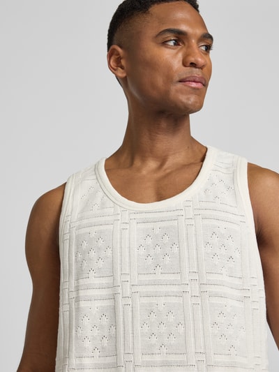 Męski model nosi Tanktop z okrągłym dekoltem model 'Huxley' od Les Deux, bawełniany materiał, proste fakturowane wzory, detal z logo, Nahaufnahme Oberkörper.