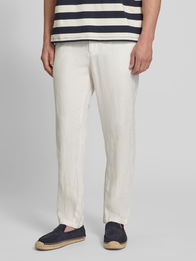 Männermodel trägt Leinenhose mit Eingrifftaschen Modell 'Pandrup' von Casual Friday in Weiß, Regular-Fit, Nahaufnahme Unterkörper. Reines Leinen, Bundweite 42 cm, Innenbeinlänge 83 cm, Herren.