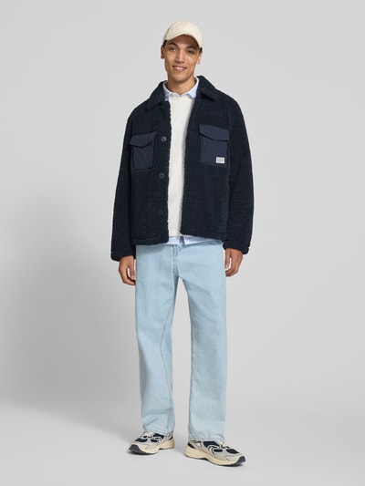 Männermodel trägt Regular Fit Hemdjacke mit Brustleistentaschen von Marc O'Polo DENIM in Dunkelblau, lockere Passform, Ganzkörperansicht von vorne.