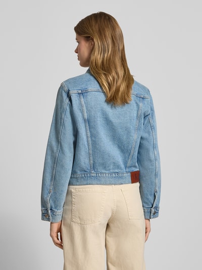 Vrouwenmodel draagt Regular Fit Jeansjack met borstzakken Model 'Panama' van Calvin Klein Jeans in lichtblauw katoenmix, platte kraag, logopatch, knoopsluiting, ruglengte 50 cm, schouderbreedte 39 cm, borstwijdte 40 cm, mouwlengte 60 cm, ganzijdbaan van achteren.