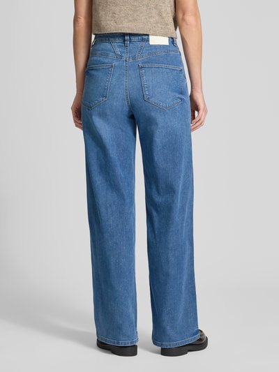Frauenmodel trägt Straight Fit Wide Leg Jeans aus Baumwoll-Mix von Tom Tailor, blaue Denimoptik, 5-Pocket-Design, Ganzkörperansicht Rückansicht.