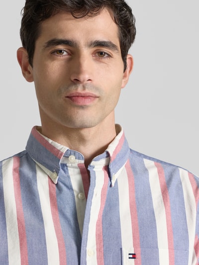 Mannelijk model draagt Relaxed Fit Vrijetijdsoverhemd uit puur katoen Model 'HERITAGE' van Tommy Hilfiger, all-over motief, meerkleurig, knoopsluiting, gestikt logo, button-downkraag, puur katoen, detailopname bovenlichaam.