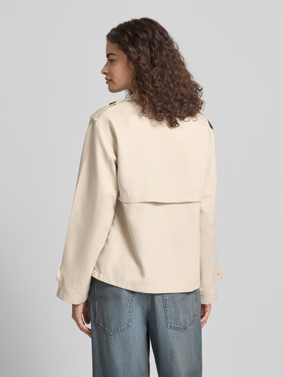 Frauenmodel trägt Regular Fit Trenchcoat-Jacke mit Reverskragen Modell 'HANNAH' von Only, Optik: Unifarben, Rückenpasse, Schulterriegel, Langarm, seitliche Eingrifftaschen, Ganzkörperansicht Rückansicht.