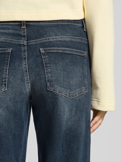 Frauenmodel trägt Wide & Loose Fit Jeans aus Baumwoll-Mix Modell 'MADISON' von ONLY, dunkles Denim, sichtbare Struktur, Nahaufnahme Rückansicht, Damen Wide & Loose Fit Jeans von ONLY.