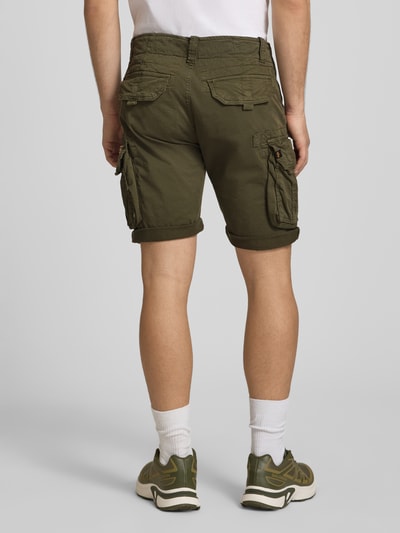 Männermodel trägt Shorts mit Cargotaschen Modell 'CREW SHORT' von Alpha Industries aus Baumwoll-Elasthan-Mix in Khaki, Regular-Fit, Ganzkörperansicht Rückansicht, Bundweite bei Größe 32: 44 cm, Innenbeinlänge bei Größe 32: 22 cm.